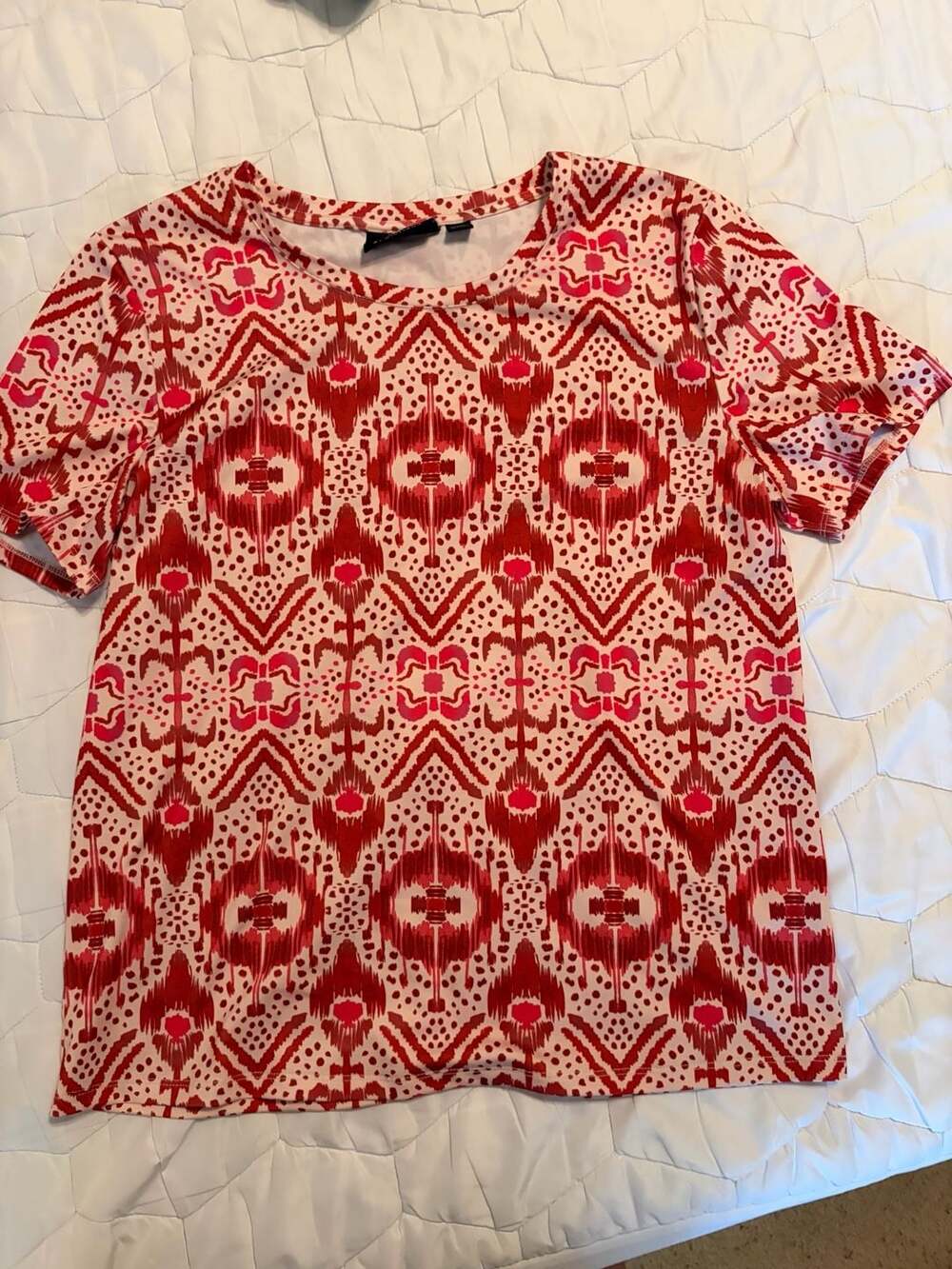 G by Giuliana T-Shirt Size S Red Pink Ikat Print Short Sleeve Scoop Neck Top